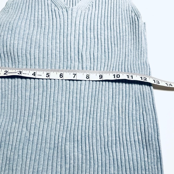 Gap, sleeveless sweater, V-neck size medium. - Picture 6 of 10